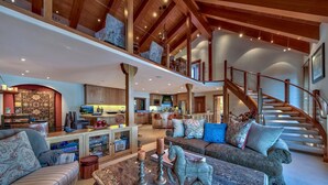 Maison, plusieurs lits (LX20: Luxury Lakefront Villa With Pri) | Coin séjour | Télévision, cheminée, lecteur de DVD