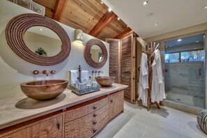 Ferienhaus, Mehrere Betten (LX20: Luxury Lakefront Villa With Pri) | Badezimmer | Haartrockner