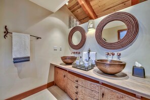 House, Multiple Beds (LX20: Luxury Lakefront Villa With Pri) | Bathroom