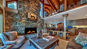 Maison, plusieurs lits (LX20: Luxury Lakefront Villa With Pri) | Coin séjour | Télévision, cheminée, lecteur de DVD