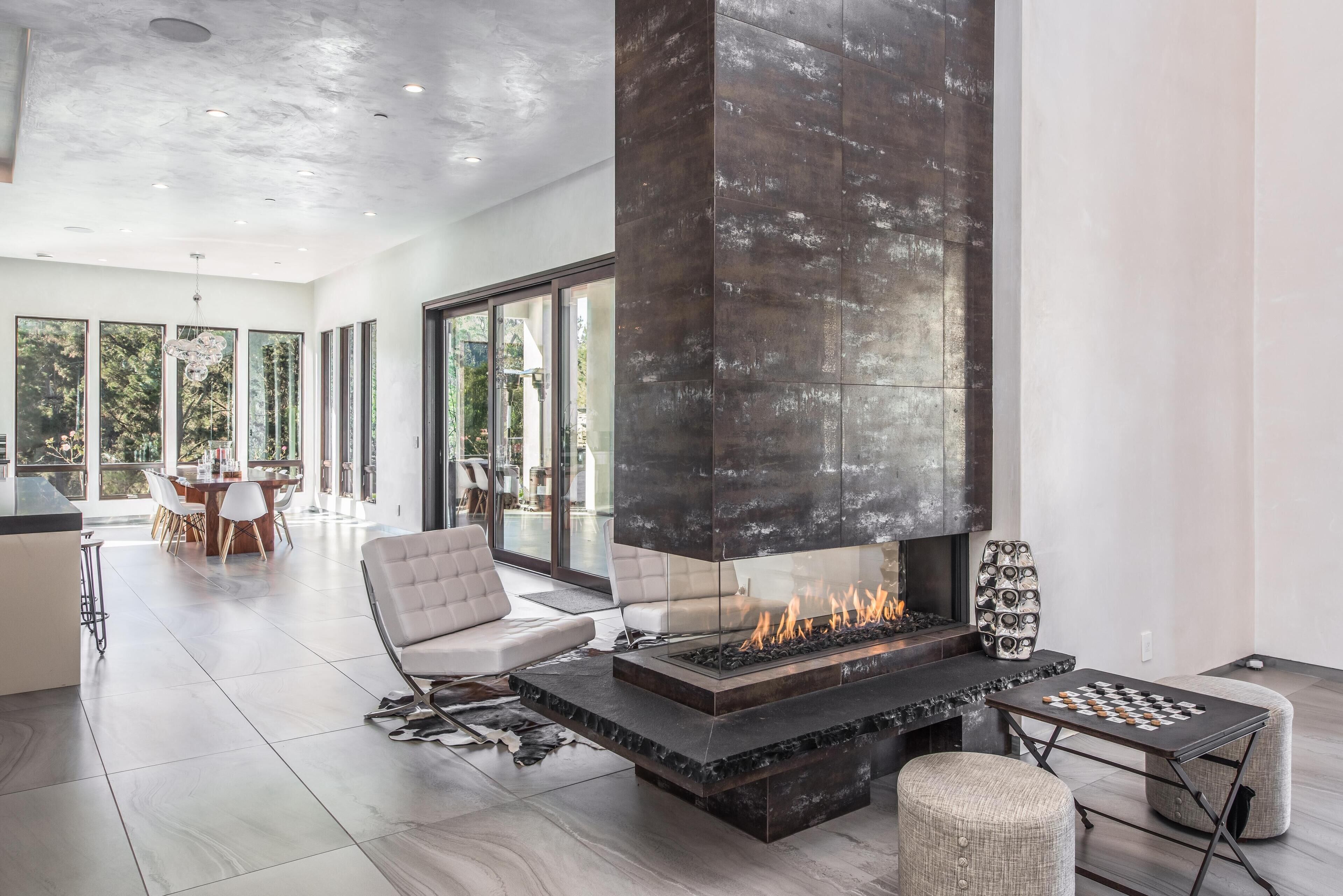 วิลล่า, หลายเตียง (LX1a: Luxury Contemporary Villa in Th) | ห้องนั่งเล่น | เตาผิง