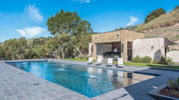 Villa, flere senger (LX1a: Luxury Contemporary Villa in Th) | Basseng | Utendørsbasseng og et oppvarmet basseng