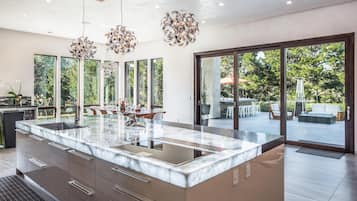 Villa, Mehrere Betten (LX1a: Luxury Contemporary Villa in Th) | Eigene Küche