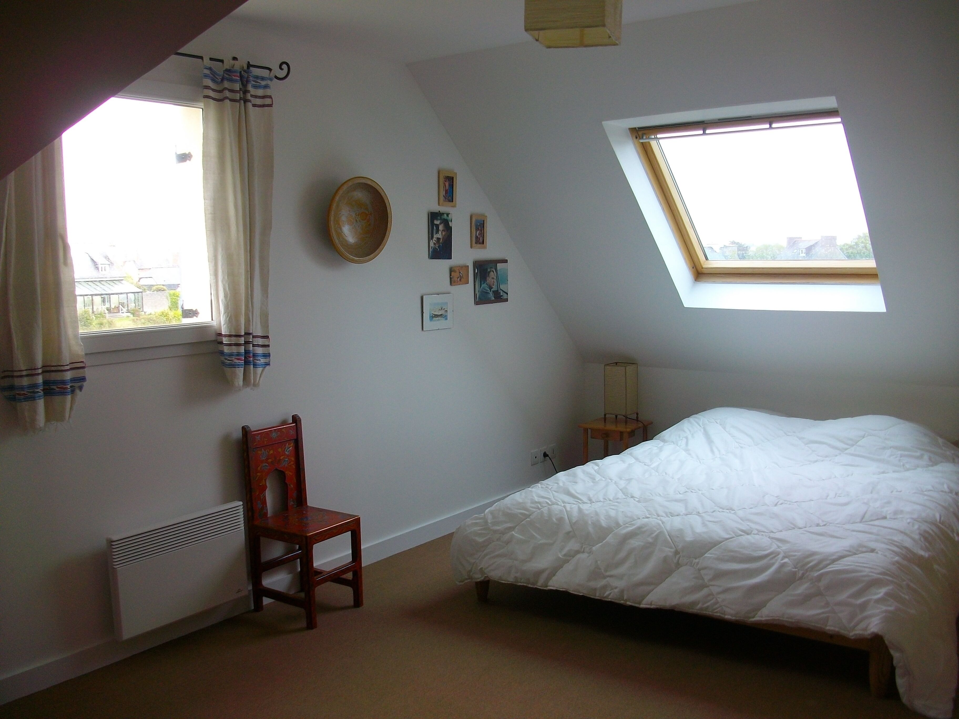 Large, bright house with south-facing garden near the beach. 