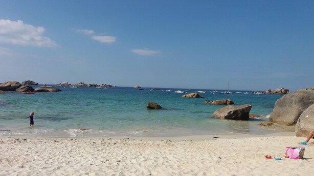 A beach with clear turquoise water, large rocks, and a sandy shore. - Large, bright house with south-facing garden near the beach.  (Brignogan-Plage)