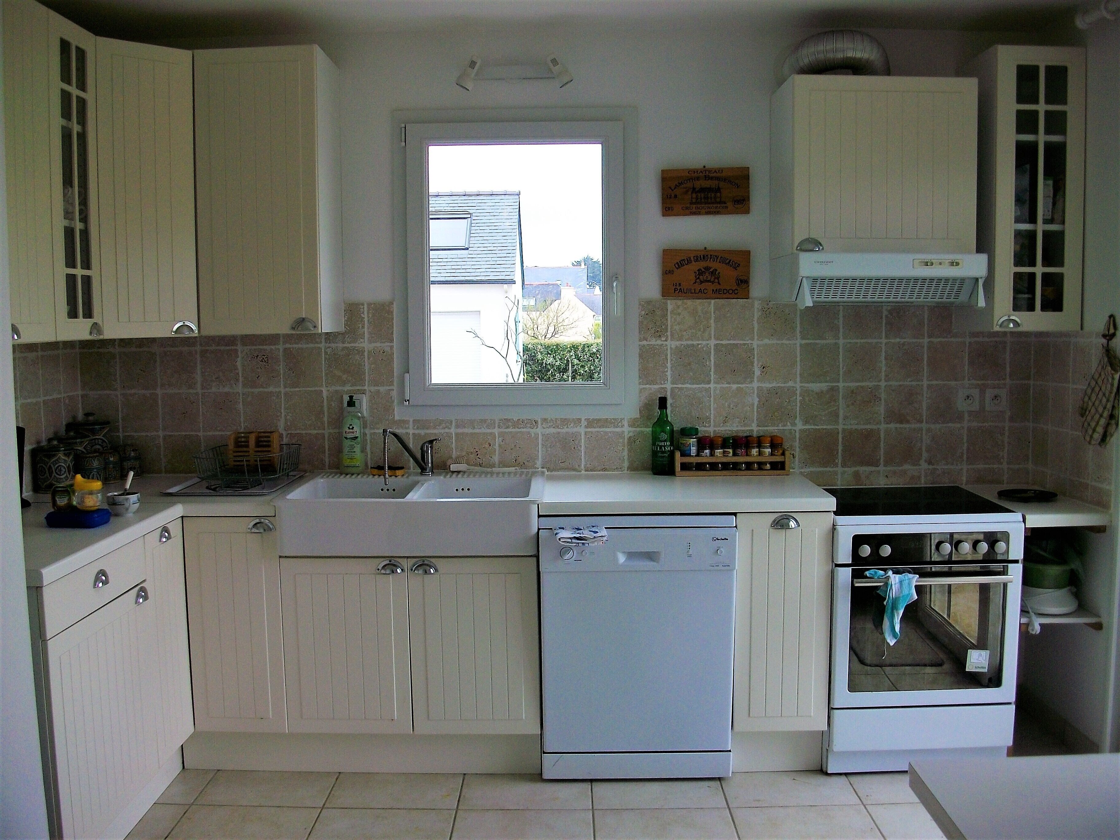 Large, bright house with south-facing garden near the beach. 