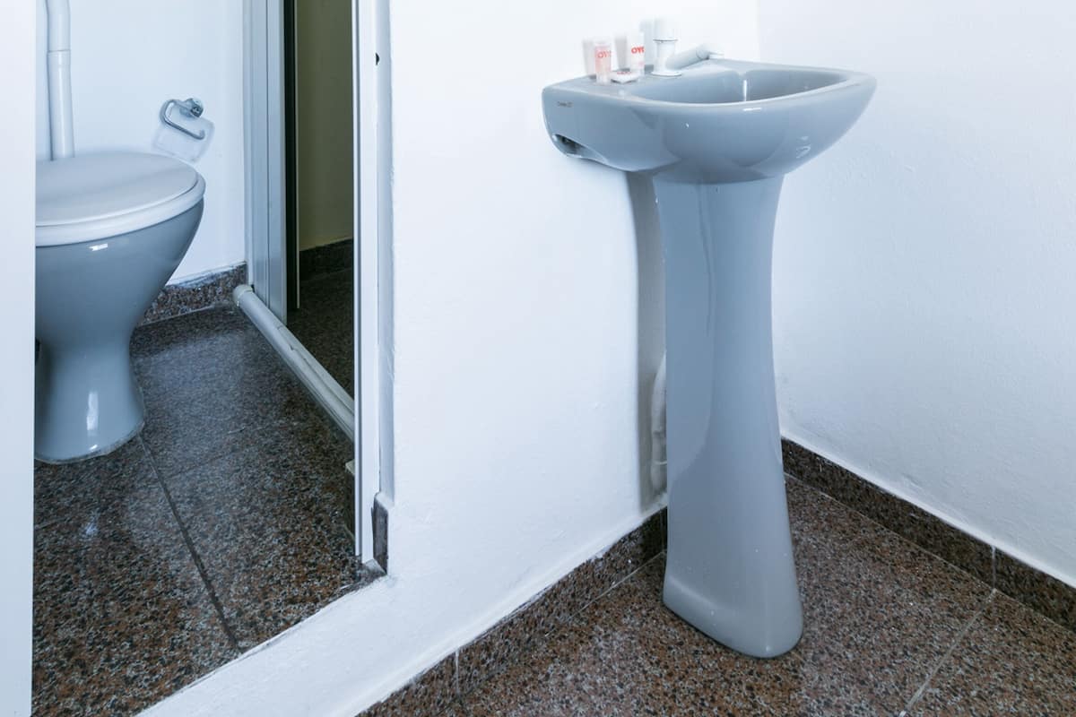 Ein Badezimmer mit Toilette, Waschbecken und Spiegel.