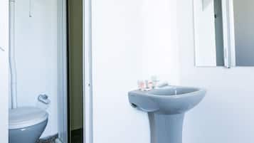 Quarto casal | Banheiro | Chuveiro, toalhas de banho, sabonete, shampoo