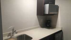 Deluxe Studio Suite | Dapur kecil peribadi | Pembancuh kopi/teh, dapur, alat memasak/pinggan mangkuk/perkakas dapur 