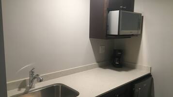 Deluxe Studio Suite | Private kitchenette | Stovetop, coffee/tea maker, cookware/dishes/utensils