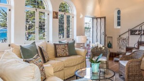 Vila, Beberapa Tempat Tidur (LX22: Luxury Estate Carmel By The Sea) | Ruang keluarga | TV layar datar