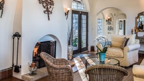 Vila, Beberapa Tempat Tidur (LX22: Luxury Estate Carmel By The Sea) | Ruang keluarga | TV layar datar