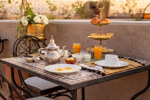 Café da manhã com pratos da culinária local grátis todos os dias