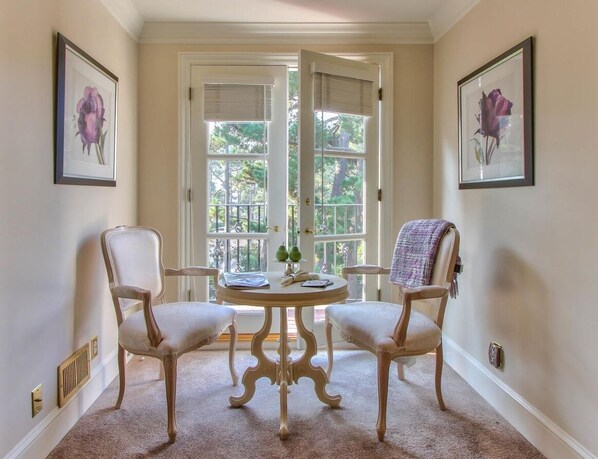 Villa, Mehrere Betten (LX33: Luxury Vacation Villa On Pebble) | Wohnzimmer | Kamin