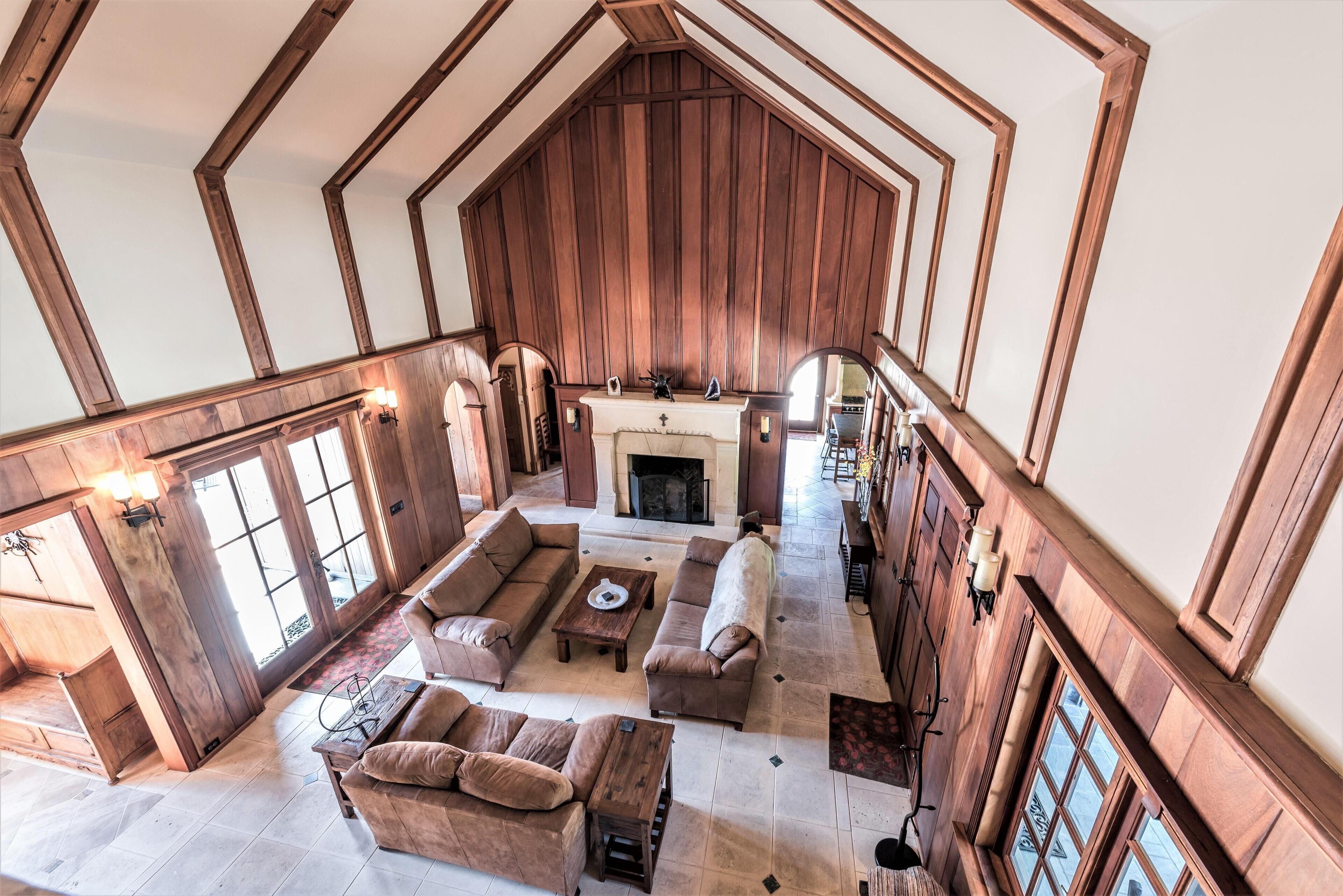 วิลล่า, หลายเตียง (LX3 Renaissance Carmel Valley Villa  ) | บริเวณนั่งเล่น | ทีวี, เตาผิง