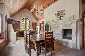 Villa, varias camas (LX3 Renaissance Carmel Valley Villa  ) | Restaurantes