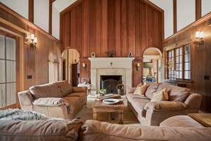 Villa, Plusieurs lits (LX3 Renaissance Carmel Valley Villa  ) | Aire de séjour | Téléviseur, foyer