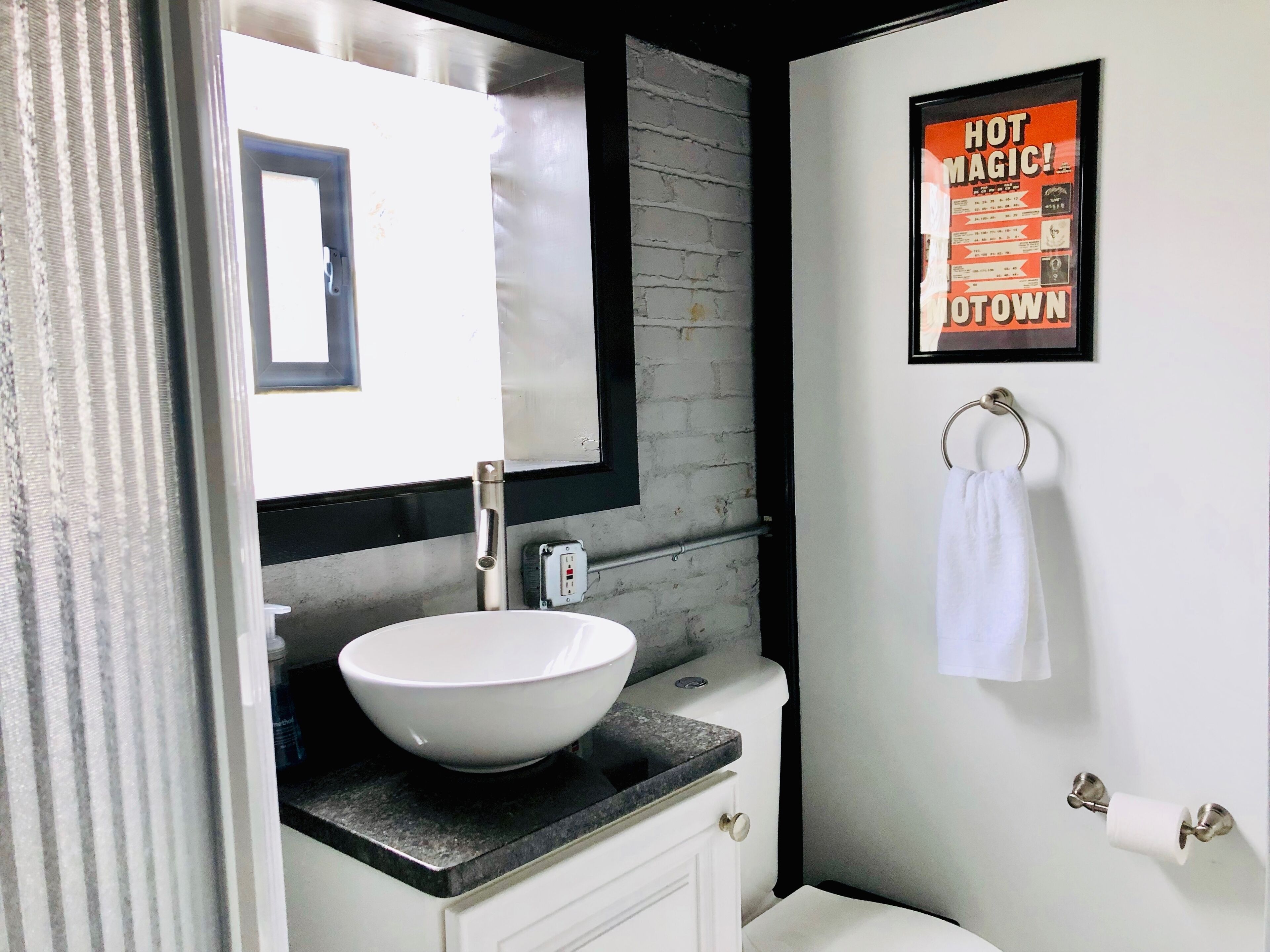 Combined shower/bathtub, jetted bath, hair dryer, towels