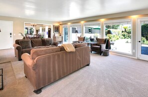 House, Multiple Beds (MV14: Beach Retreat Close To The Beac) | Living area