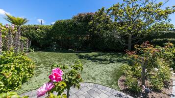 House, Multiple Beds (MV14: Beach Retreat Close To The Beac) | Property grounds