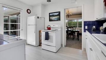 House, Multiple Beds (MV14: Beach Retreat Close To The Beac) | Private kitchen