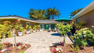 House, Multiple Beds (MV14: Beach Retreat Close To The Beac) | Property grounds