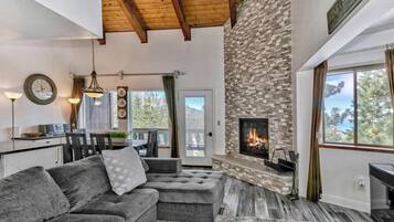 Condo, Multiple Beds, Lake View (Mv17 amazing lake view & spacious 2 b) | Living area