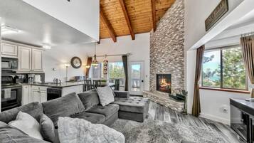 Condo, Multiple Beds, Lake View (Mv17 amazing lake view & spacious 2 b) | Living area