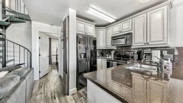 Condo, Multiple Beds, Lake View (Mv17 amazing lake view & spacious 2 b) | Private kitchen