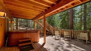Maison, plusieurs lits (MV16 : Bear Lair Estate With Hot Tub) | Balcon