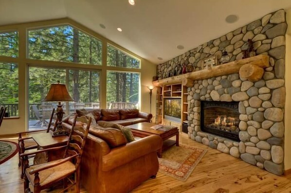 House, Multiple Beds (MV16 : Bear Lair Estate With Hot Tub) | Living room - Mv16 : Bear Lair Estate With Hot Tub (South Lake Tahoe)