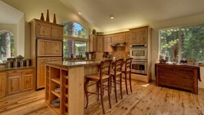 Maison, plusieurs lits (MV16 : Bear Lair Estate With Hot Tub) | Cuisine privée