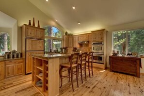 House, Multiple Beds (MV16 : Bear Lair Estate With Hot Tub) | Private kitchen - Mv16 : Bear Lair Estate With Hot Tub (South Lake Tahoe)