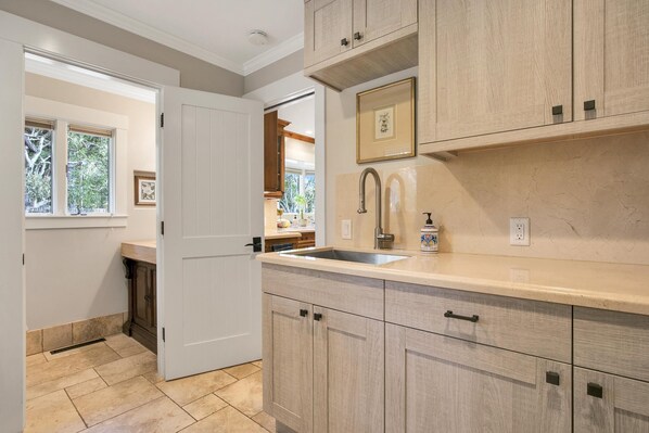 House, Multiple Beds (LX47: Pebble Garden Retreat Home With) | Private kitchen