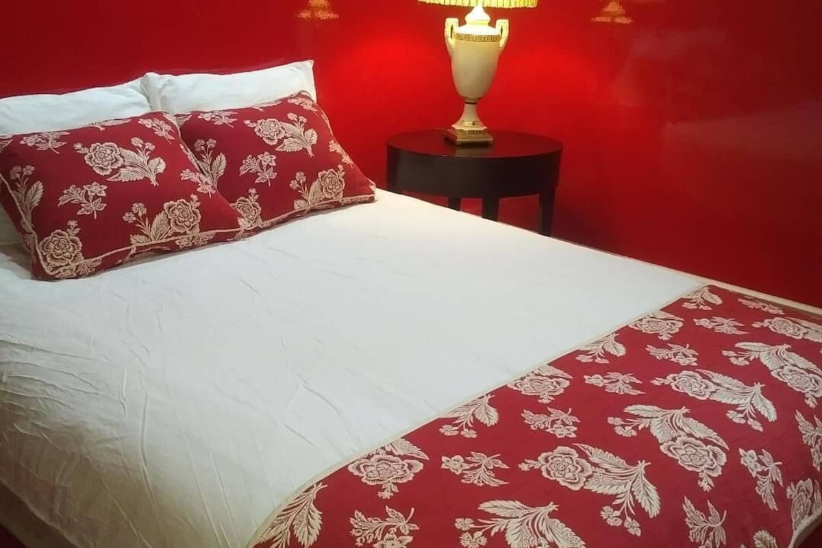 Phòng đôi tiện nghi đơn giản | Két bảo mật tại phòng, bàn, khu vực làm việc phù hợp cho laptop 