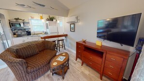 Smart TV - Gated w/ Upscale Design + Screened-In Balcony, Outdoor Shower, EV Charger. Walk (Tybee Island)