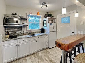 Kjøleskap, mikrobølgeovn, kokeplater og oppvaskmaskin