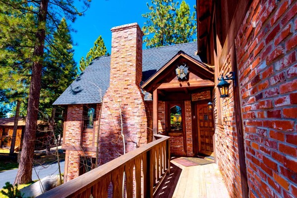 House, Multiple Beds (MONTH A MONTH MV19 WILLOW) | Balcony - Month A Month Mv19 Willow (Zephyr Cove)