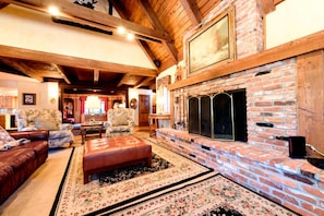 House, Multiple Beds (MONTH A MONTH MV19 WILLOW) | Living room | TV, fireplace, foosball - Month A Month Mv19 Willow (Zephyr Cove)