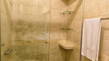 House, 2 Queen Beds (MV5: Perfect Couples Retreat With Oce) | Bathroom
