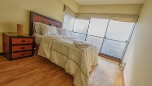 House, 2 Queen Beds (MV5: Perfect Couples Retreat With Oce) | 2 bedrooms, premium bedding, WiFi (free) - Mv5: Perfect Couples Retreat With Ocean and City View (Lima)
