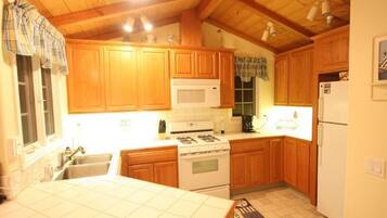 House, Multiple Beds (MV6: 30 night minimum Lover's Point M) | Private kitchen