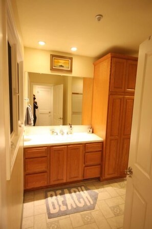 House, Multiple Beds (MV6: 30 night minimum Lover's Point M) | Bathroom