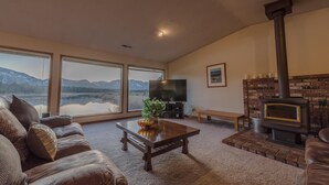 Casa, varias camas (MV1: Mount Tallac Estate 010630) | Sala de estar