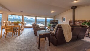 Casa, varias camas (MV1: Mount Tallac Estate 010630) | Sala de estar
