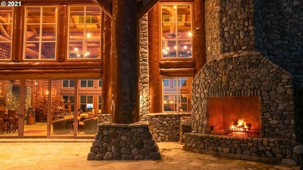Interior - Lx28: Gold Beach Oceanfront Estate (Gold Beach)