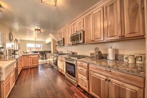Huis, Meerdere bedden (MV25: Waterfront Tahoe Keys Home -30 ) | Privékeuken | Een koelkast, een microgolfoven, een kookplaat, een vaatwasser