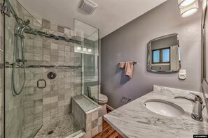 Apartment, Mehrere Betten (MV55: Lake Village Remodel Condo with) | Badezimmer | Kostenlose Toilettenartikel, Haartrockner, Handtücher