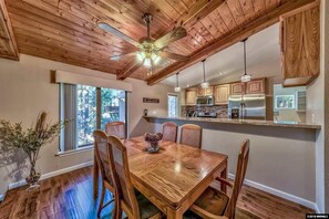 公寓式客房, 多张床 (MV55: Lake Village Remodel Condo with) | 私人厨房 | 冰箱、微波炉、烤箱、炉灶