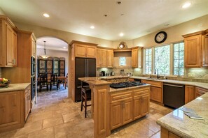 Casa, várias camas (LX17 PEBBLE BEACH GOLFER RETREAT) | Cozinha privada | Geladeira, micro-ondas, cooktop, lava-louças